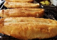 Quán bánh mì nướng muối ở Hà Nội ngày bán đến 500 chiếc, khách lúc nào cũng tấp nập