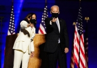 Ý nghĩa đằng sau bộ vest trắng của phó tổng thống Mỹ Kamala Harris