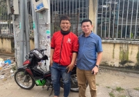 Chàng xe ôm trả lại điện thoại Vertu được chủ nhân chiếc điện thoại tặng khóa học nghề