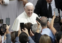 Tòa thánh Vatican yêu cầu Instagram giải thích việc Giáo hoàng 'like' ảnh người mẫu