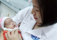 Sức sống kì diệu của bé sinh non bé nhất Việt Nam, chỉ nặng 480 gr
