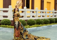 Thái Thị Hoa giành giải Trang phục dân tộc tại Miss Earth với áo dài lấy cảm hứng từ mẹ Âu Cơ
