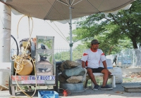 Chú 'Minh cô đơn' ở làng Đại học: 'Tụi nó lấy mất chiếc xe ba gác của chú rồi!'