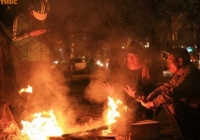  Hà Nội rét đậm, người lao động đốt lửa sưởi ấm trên đường phố