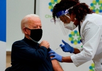 Ông Joe Biden tiêm vaccine trên truyền hình trực tiếp