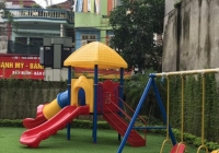 Giáo viên mầm non Hà Nội nhốt trẻ ngoài cửa giữa trời lạnh hơn 10 độ khiến dư luận bức xúc