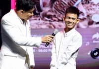 Chàng trai chăn bò Sô Y Tiết nhận giải truyền cảm hứng Tik Tok Awards