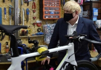 Thủ tướng Anh gây tranh cãi khi đạp xe hơn 10km tập thể dục giữa dịch bệnh