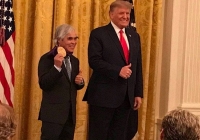 Nhiếp ảnh gia gốc Việt được Tổng thống Trump trao Huân chương nghệ thuật quốc gia tại Nhà Trắng