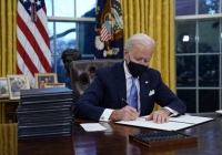 Những sắc lệnh đầu tiên của tổng thống Biden: Bắt buộc đeo khẩu trang, dừng quá trình rút khỏi WHO