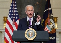 Tổng thống Joe Biden: 'Khẩu trang chống lại virus corona tốt hơn vắc xin'