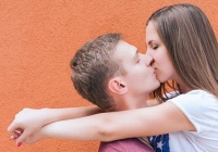 Những lợi ích sức khỏe nụ hôn mang lại mà bạn không ngờ tới