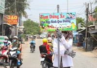 Người phụ nữ hằng ngày cầm biển chặn xe giúp học sinh qua đường 