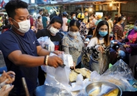 Trước giờ phong tỏa, người dân thủ đô Phnom Penh đổ xô đi mua đồ tích trữ