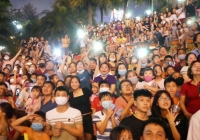 Hàng nghìn người chen lấn để xem pháo hoa ngày lễ giỗ Tổ
