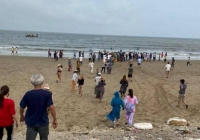 Thanh Hóa: Nỗ lực tìm kiếm 4 học sinh bị sóng cuốn trôi khi tắm biển