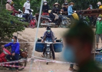 Cảnh trao đổi hàng hoá phòng dịch bệnh ở vùng biên