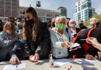 Mỹ tặng tiền, xổ số khuyến khích người dân đi tiêm vắc xin COVID-19