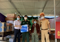 Bà cụ 87 tuổi đạp xe chở nước, đưa cam đến tặng lực lượng làm nhiệm vụ kiểm soát dịch 