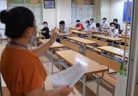 Thí sinh đến điểm thi vào lớp 10 ở Hà Nội trong mưa