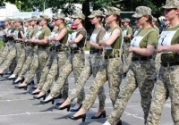 Nữ binh sĩ Ukraine đi giày cao gót khi tập luyện