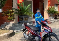 Công an tặng xe máy mới cho nữ lao công bị cướp ở Hà Nội