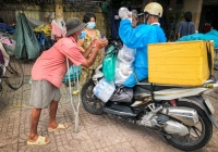 Võ sư 1 chân phát cơm từ thiện cho người vô gia cư khắp TPHCM