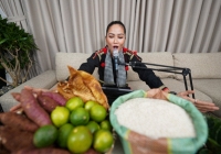 H'Hen Niê livestream bán hàng nông sản hỗ trợ bà con