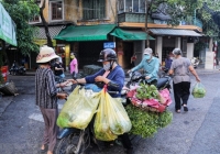Hà Nội: Họp chợ ngay dưới lòng đường, bất chấp quy định chống dịch