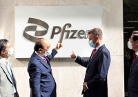 Chủ tịch nước Nguyễn Xuân Phúc đến thăm Công ty Pfizer