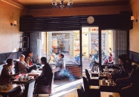 Ta thấy gì trong những quán cà phê