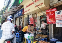 Quán chả rươi 30 năm ở Hà Nội khách xếp hàng tranh mua 