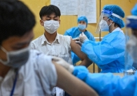 Hà Nội tạm dừng tiêm 2 lô vaccine Pfizer vừa xin gia hạn