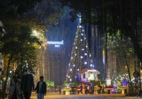 Hình ảnh đêm Noel 'đặc biệt' ở Hà Nội, an ninh thắt chặt quanh Nhà thờ Lớn