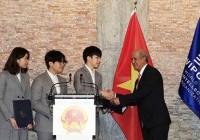 3 học sinh Việt Nam nhận giải thưởng danh giá thế giới nhờ sáng chế mũ cách ly di động 