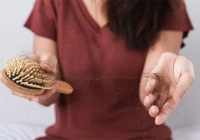Nguyên nhân gây ra tình trạng rụng tóc nhiều ở người từng nhiễm Covid-19