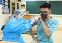 Bộ trưởng Bộ Y tế: Việt Nam không 'thả' Omicron, 'thần tốc' tiêm chủng