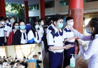 Giáo viên loay hoay với cách dạy 'nửa trực tiếp, nửa online' khi lớp học có F0