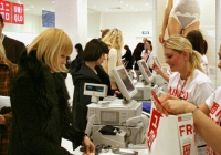 Uniqlo lại đổi ý, tuyên bố ngừng kinh doanh tại Nga