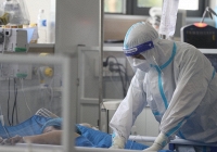 Nhân viên y tế tiếp tục xin nghỉ việc vì thu nhập thấp