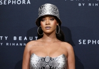 Rihanna giữ danh hiệu nữ ca sĩ giàu nhất thế giới
