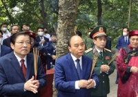 Chủ tịch nước Nguyễn Xuân Phúc dâng hương tưởng niệm các Vua Hùng