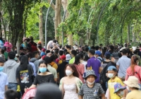'Biển người' đổ về các điểm vui chơi dịp nghỉ lễ