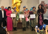 Bảo tàng Phụ nữ Việt Nam tiếp nhận hiện vật do các nữ quân nhân 'mũ nồi xanh' trao tặng