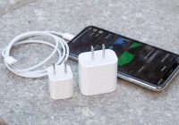 Apple bị kiện vì bán iPhone không kèm bộ sạc