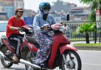 3 sai lầm thường gặp khi mặc áo chống nắng có thể khiến chị em gặp tai nạn khi tham gia giao thông