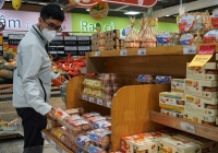 Lo thiếu trứng gà, vịt, nhiều điểm bán chỉ cho khách mua 2 vỉ mỗi ngày