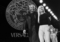 Versace: Từ thương hiệu xa xỉ bậc nhất đến thương vụ bạc tỷ gây tranh cãi và thử nghiệm bình dân hoá