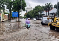 Nhiều tuyến phố ở Hà Nội ngập sau mưa lớn