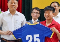 Lần đầu tiên 3 cầu thủ bóng nữ Việt Nam ký hợp đồng có tiền 'lót tay' 